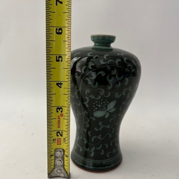 Vintage Asian Korean Dark Green Celadon Crackle Floral Vase Handcrafted Signed - Picture 5 of 6